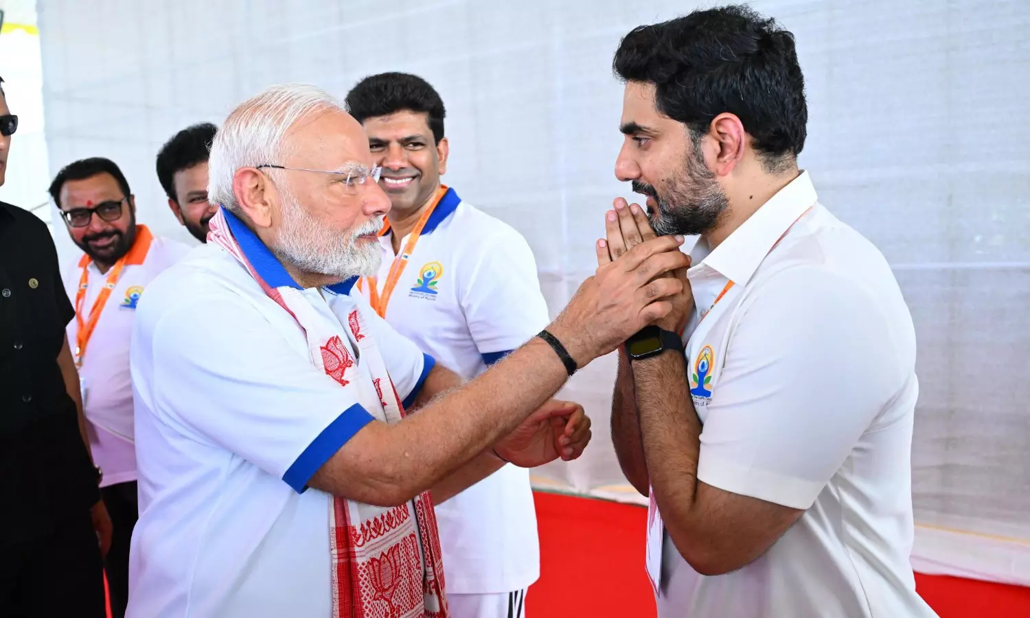 యోగాంధ్రకు అన్నీ తానైన వేళ లోకేష్ ఆసక్తికర వ్యాఖ్యలు! యోగాంధ్రకు అన్నీ తానైన వేళ లోకేష్ ఆసక్తికర వ్యాఖ్యలు!