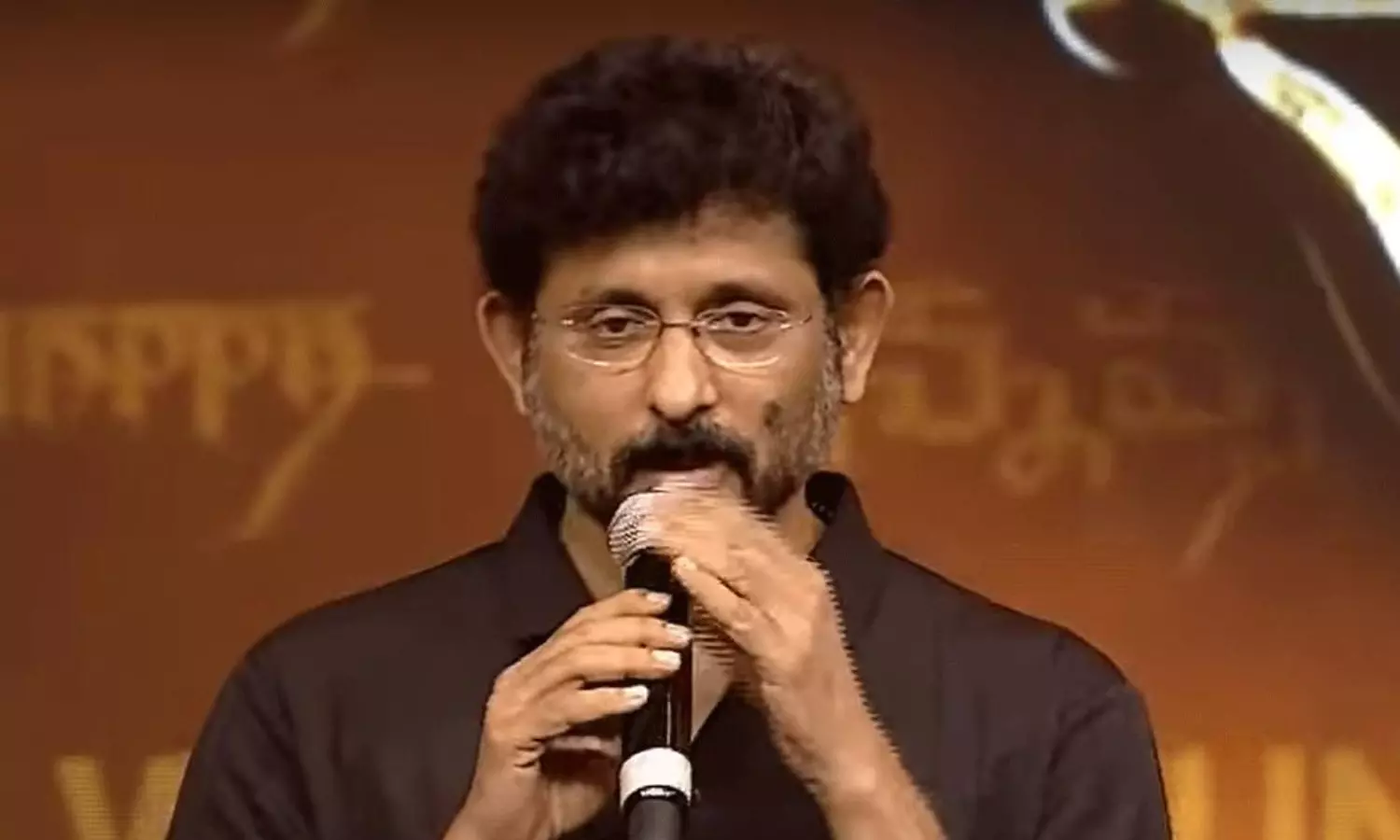 దీంత.. ఇరగదీశాడు.. టంగ్ స్లిప్ అయిన రైటర్..! దీంత.. ఇరగదీశాడు.. టంగ్ స్లిప్ అయిన రైటర్..!