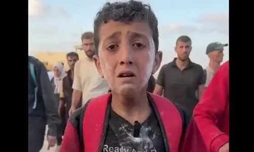 బ్రెడ్ బదులు ఇసుక తింటున్నాం... గాజా బాలుడి వీడియో వైరల్!