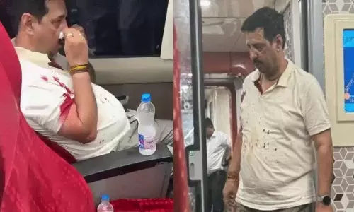 విండో సీటు కోసం సామాన్యుడిని కొట్టించిన ఎమ్మెల్యే..!