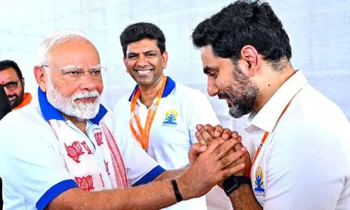 లోకేష్ ని ముద్దు చేస్తున్న మోడీ !