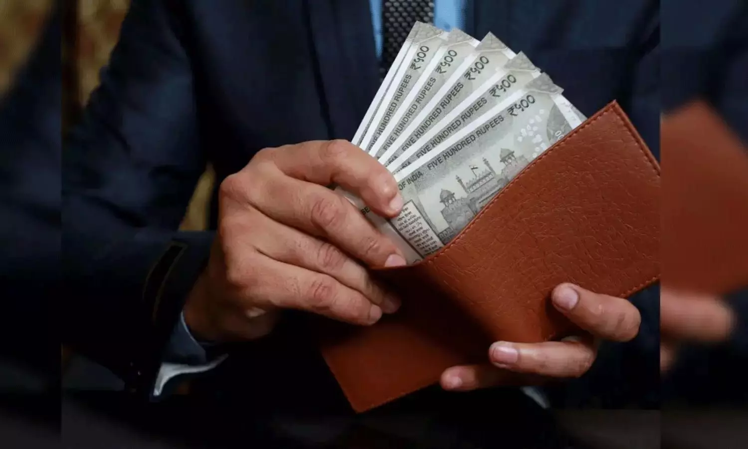 ఒక్కరోజూ పనిచేయడు.. అయినా రూ.26 లక్షల జీతం..?