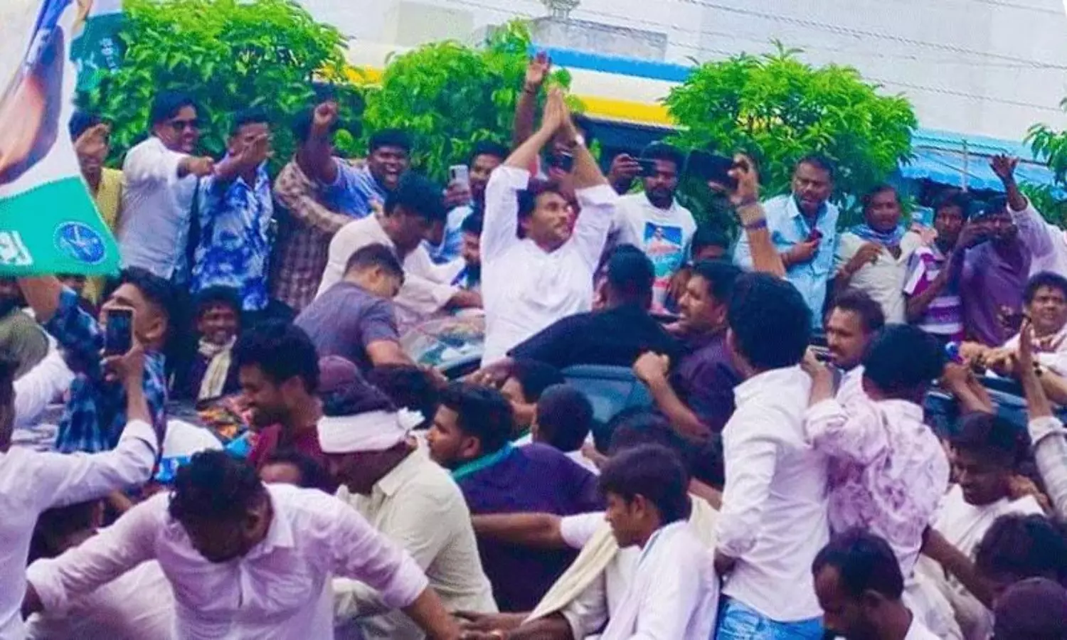 ఢీ కొట్టింది జగన్ వాహనమే.. పోలీసుల తాజా అప్‌డేట్