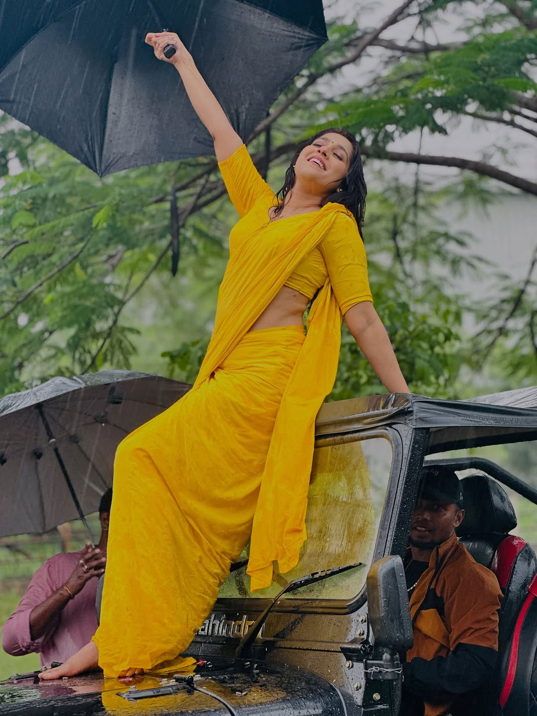 Rashmi Gautam Monsoon Look in Yellow Saree Goes Viral Rashmi Gautam Monsoon Look in Yellow Saree Goes Viral
