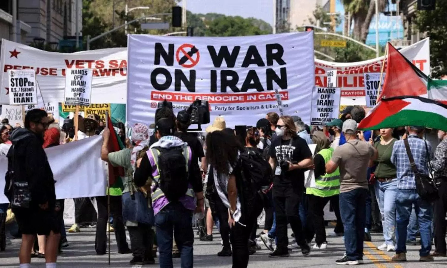 వైట్  హౌస్  ఆవరణలో ఇరాన్  జెండాలు... ఏమి జరుగుతుంది?