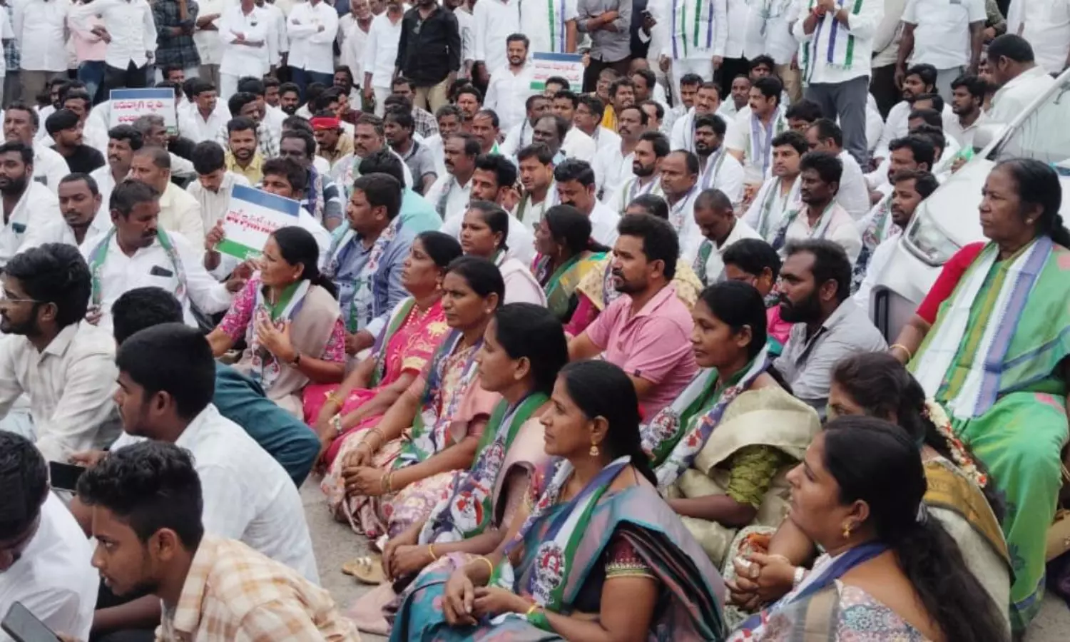 వైసీపీ ‘యువత పోరు’ కాదు.. ముసలి పోరు! వైసీపీ ‘యువత పోరు’ కాదు.. ముసలి పోరు!