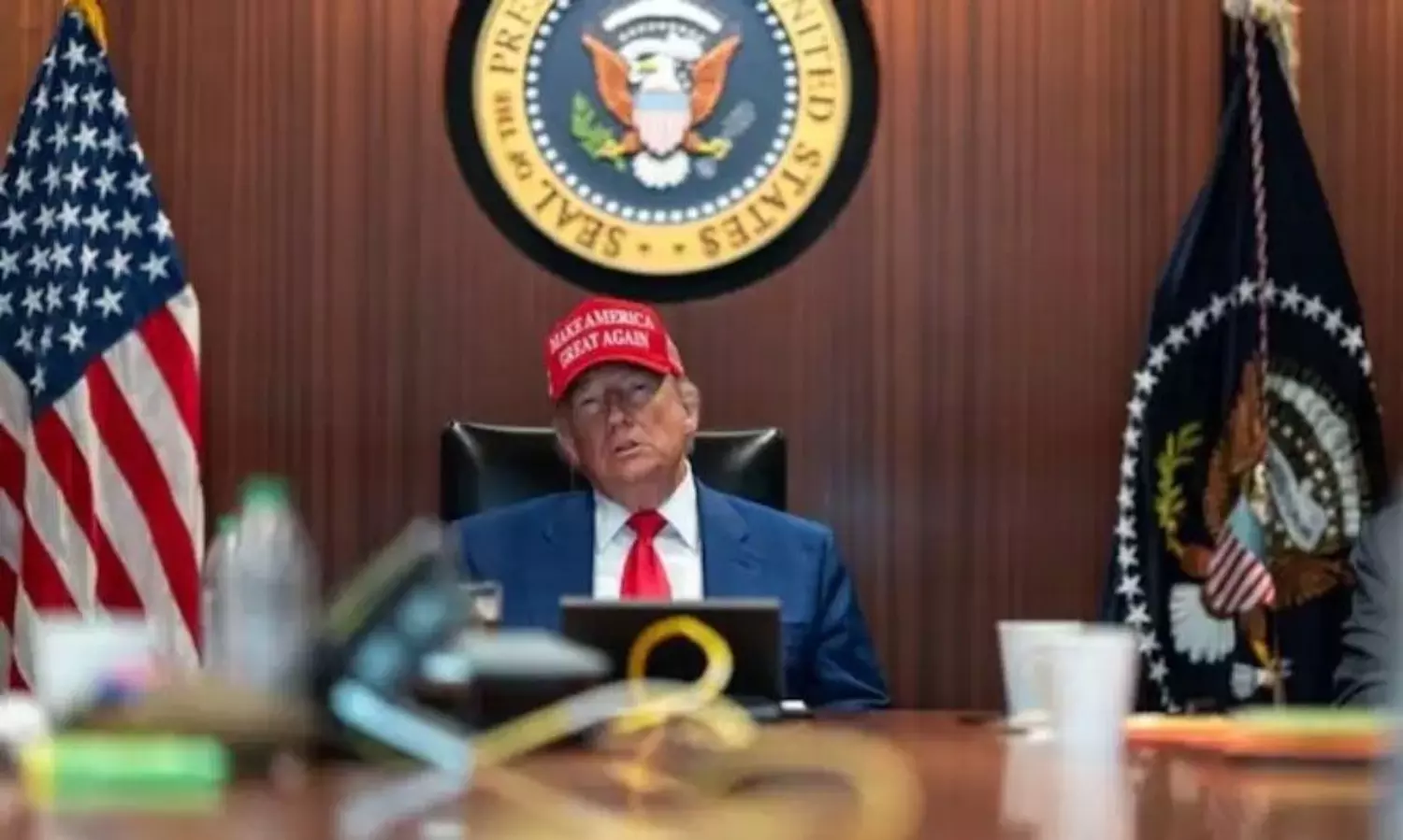 ‘పాక్ ను సిగ్గుపడేలా చేసిన ట్రంప్’... పక్క దేశంలో కొత్త పంచాయతీ! ‘పాక్ ను సిగ్గుపడేలా చేసిన ట్రంప్’... పక్క దేశంలో కొత్త పంచాయతీ!