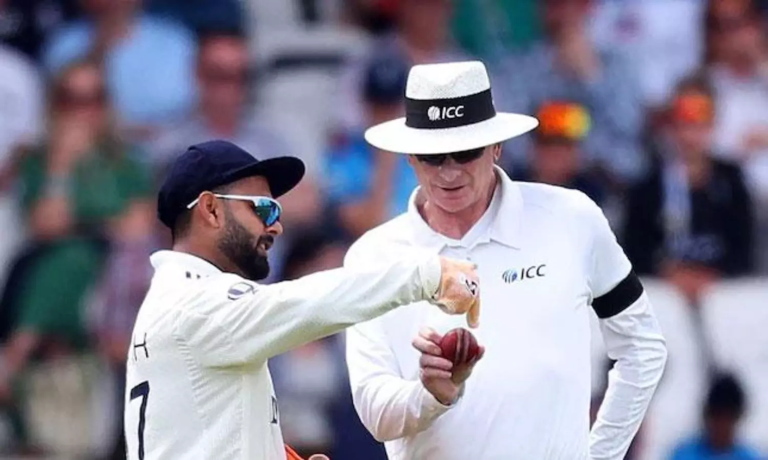 కొత్త ’బంతి’ కోసం ’పంతం’.. టీమ్ ఇండియా క్రికెటర్ పై రిఫరీ ఆంక్షలు? కొత్త ’బంతి’ కోసం ’పంతం’.. టీమ్ ఇండియా క్రికెటర్ పై రిఫరీ ఆంక్షలు?