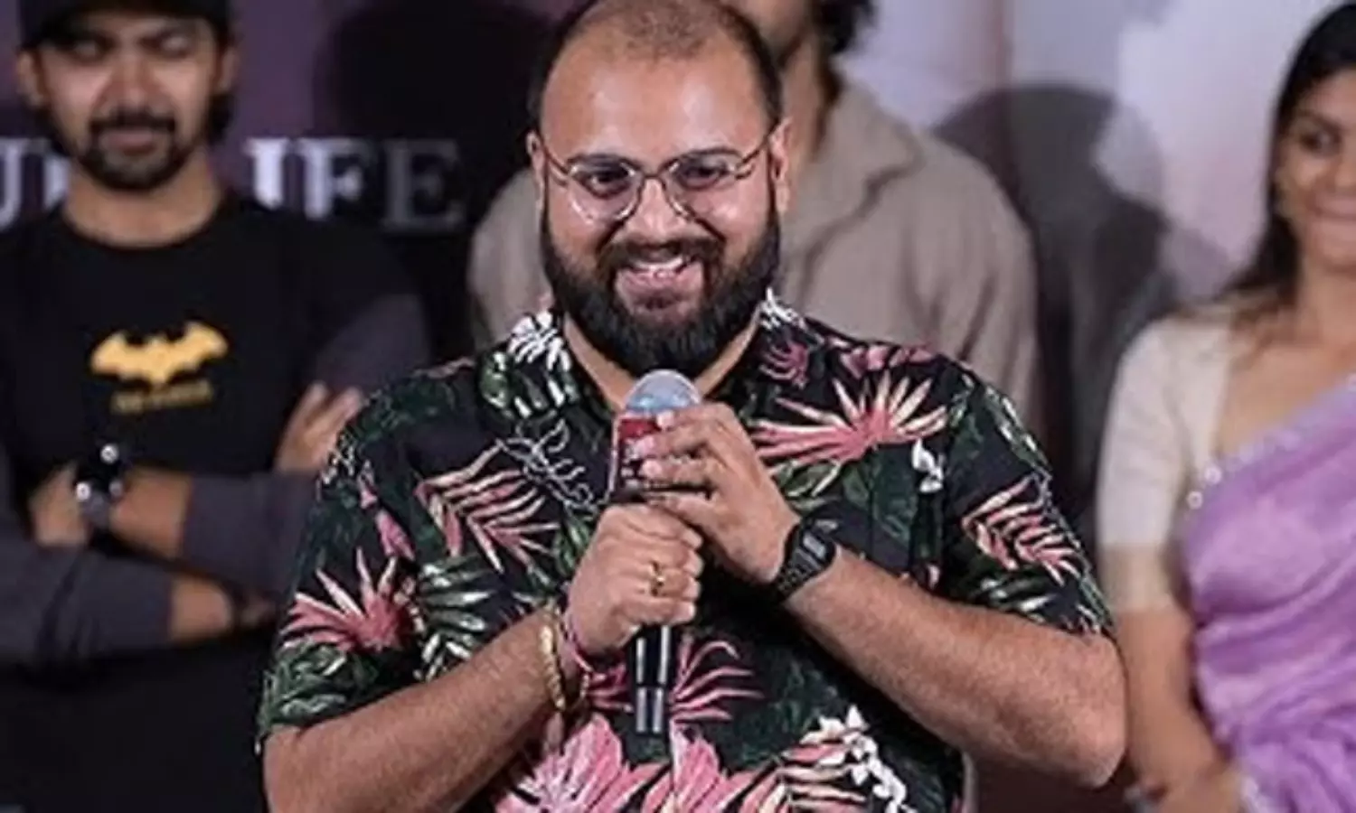 8 వసంతాలు.. సినిమాటోగ్రాఫర్ అలా చేశారేంటి? 8 వసంతాలు.. సినిమాటోగ్రాఫర్ అలా చేశారేంటి?