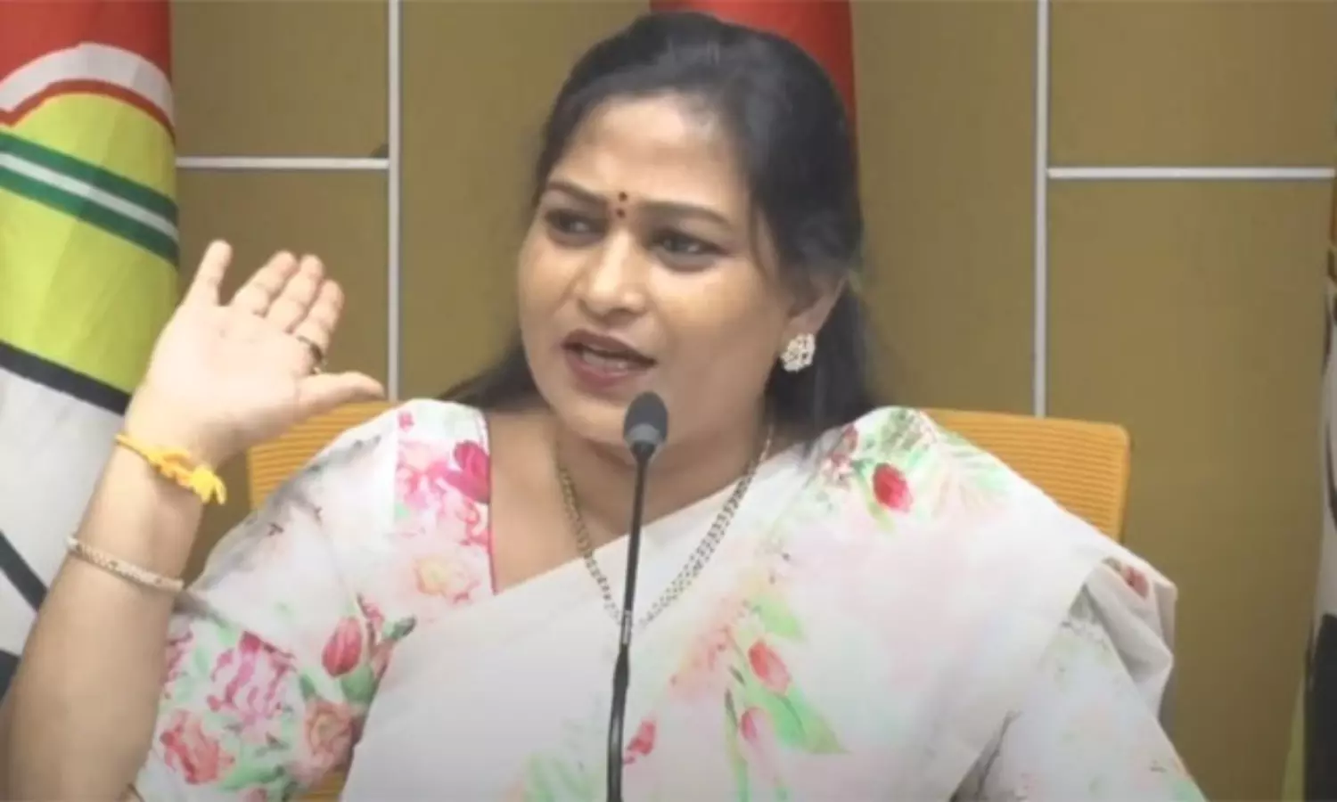 అలా చేస్తే సింగయ్య బ్రతికేవారే... జగన్ పై హోంమంత్రి ఫైర్! అలా చేస్తే సింగయ్య బ్రతికేవారే... జగన్ పై హోంమంత్రి ఫైర్!