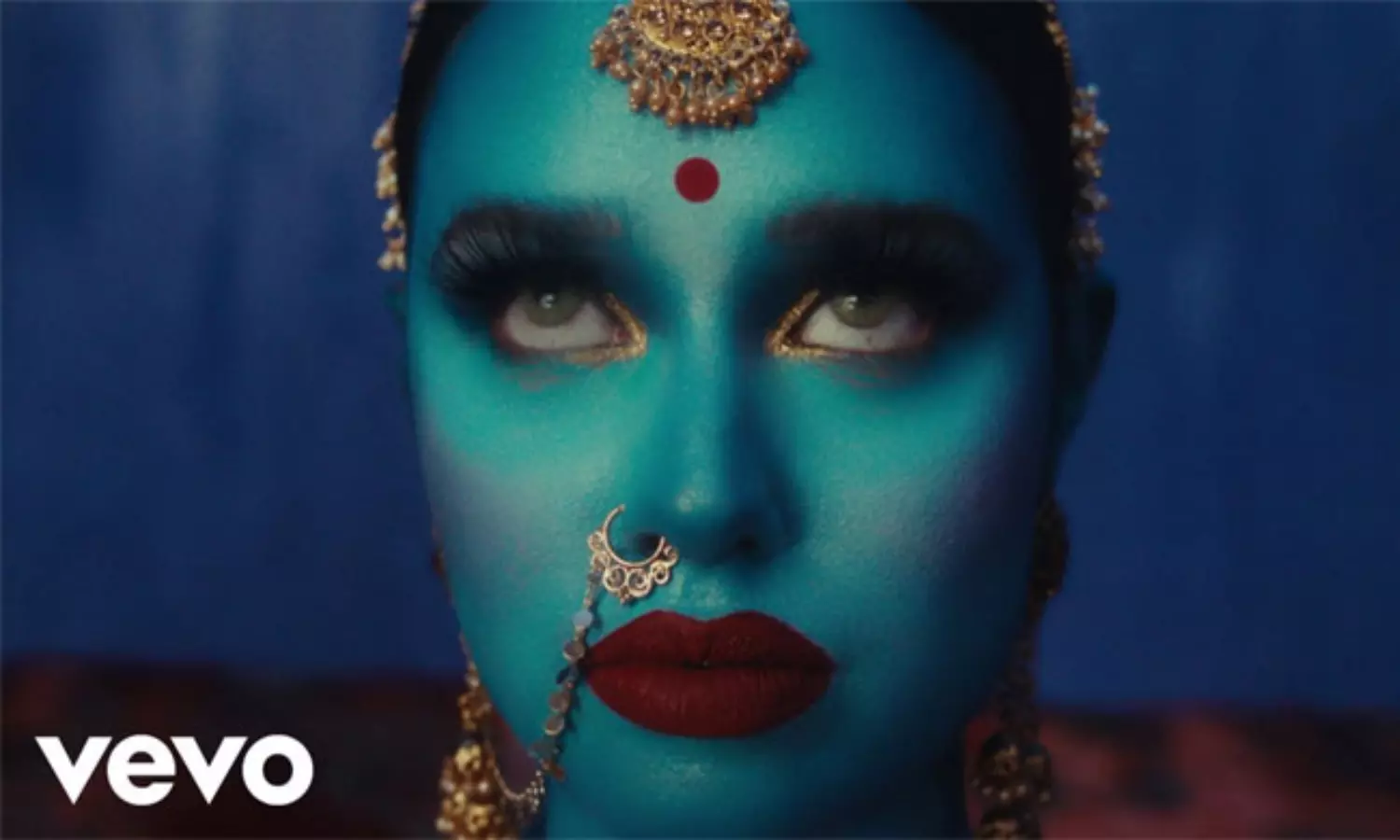 వీడియో: దేవుళ్ల‌ను అవ‌మానిస్తూ లేడీ ర్యాప‌ర్ పైత్యం