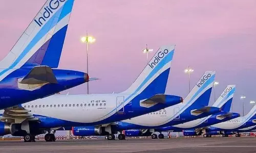 ఫ్లైట్ నడపడానికి పనికిరావు.. వెళ్లి చెప్పులు కుట్టుకో..  ఏమిటీ ఘోరం?