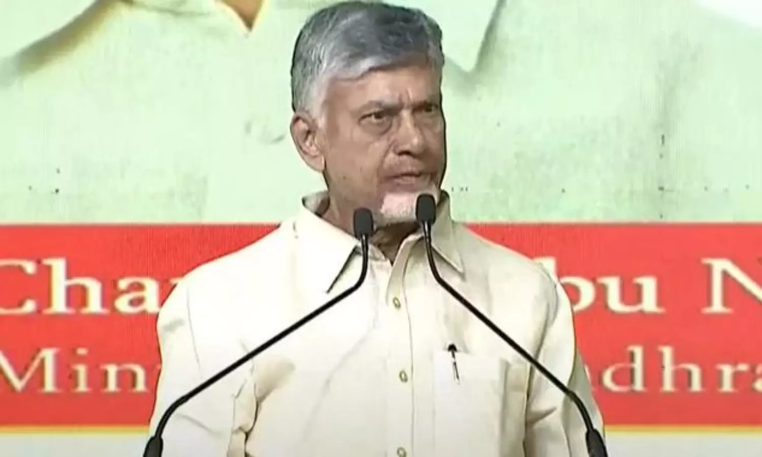 తన మాటలతో ప్రభుత్వ ఉద్యోగుల్ని ఎక్కడికో తీసుకెళ్లిన చంద్రబాబు! తన మాటలతో ప్రభుత్వ ఉద్యోగుల్ని ఎక్కడికో తీసుకెళ్లిన చంద్రబాబు!