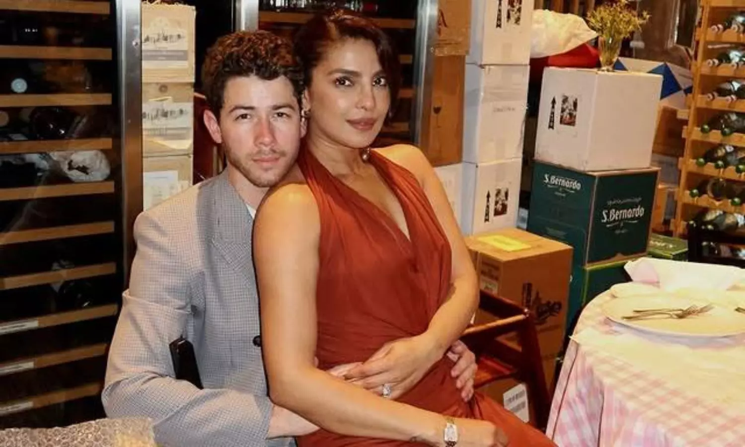 నిక్ ఒడిలో కూర్చొని ప్రియాంక స‌ర‌సాలు