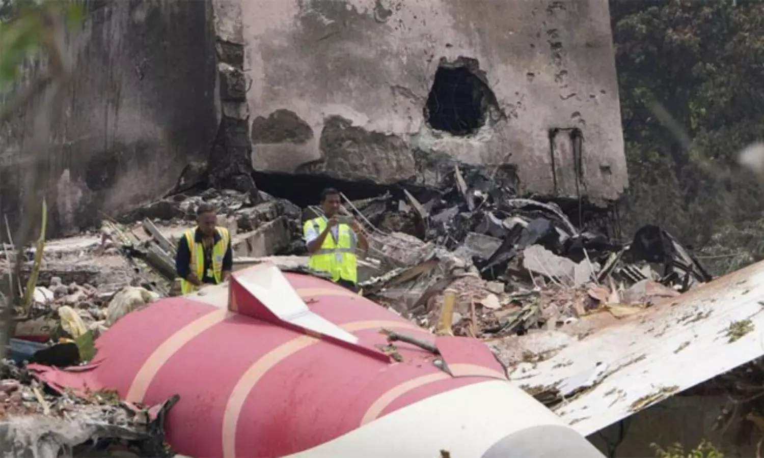 విమాన ప్రమాదంలో పెరిగిన మృతుల సంఖ్య.. పూర్తి వివరాలివే! విమాన ప్రమాదంలో పెరిగిన మృతుల సంఖ్య.. పూర్తి వివరాలివే!