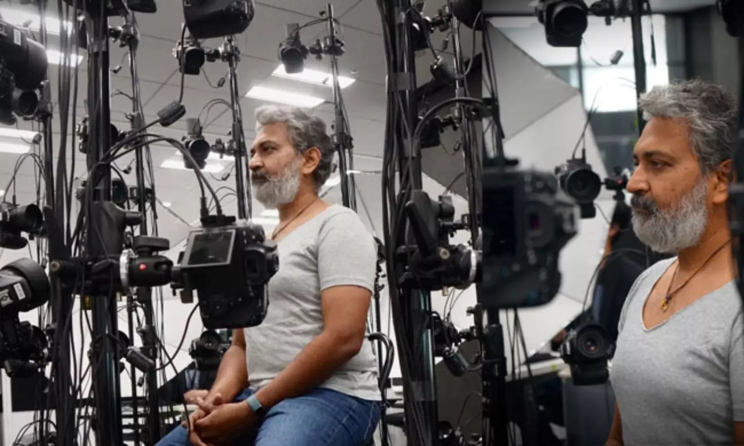 ఆటగాడు రాజమౌళి.. కెమెరాల మధ్య చిక్కాడు..!