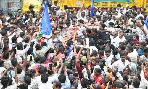 జగన్ కు మరో కేసు చిక్కు ...రెంటపాళ్ల పర్యటన వేళ అంబులెన్సులో ఒకరు మృతి