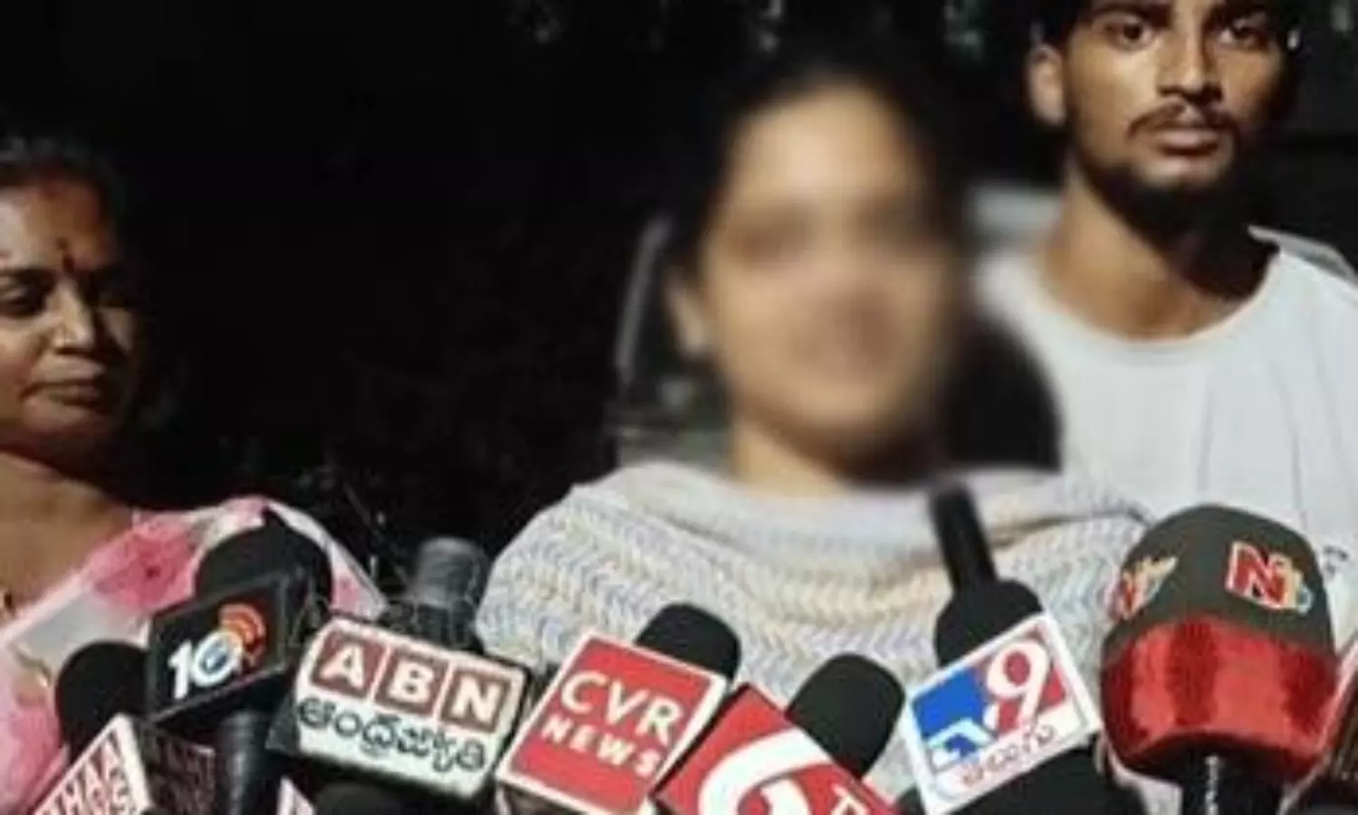 డజను పెళ్లిళ్లు అబద్ధం.. పోలీసులు ముందుకొచ్చిన నీలిమ! డజను పెళ్లిళ్లు అబద్ధం.. పోలీసులు ముందుకొచ్చిన నీలిమ!