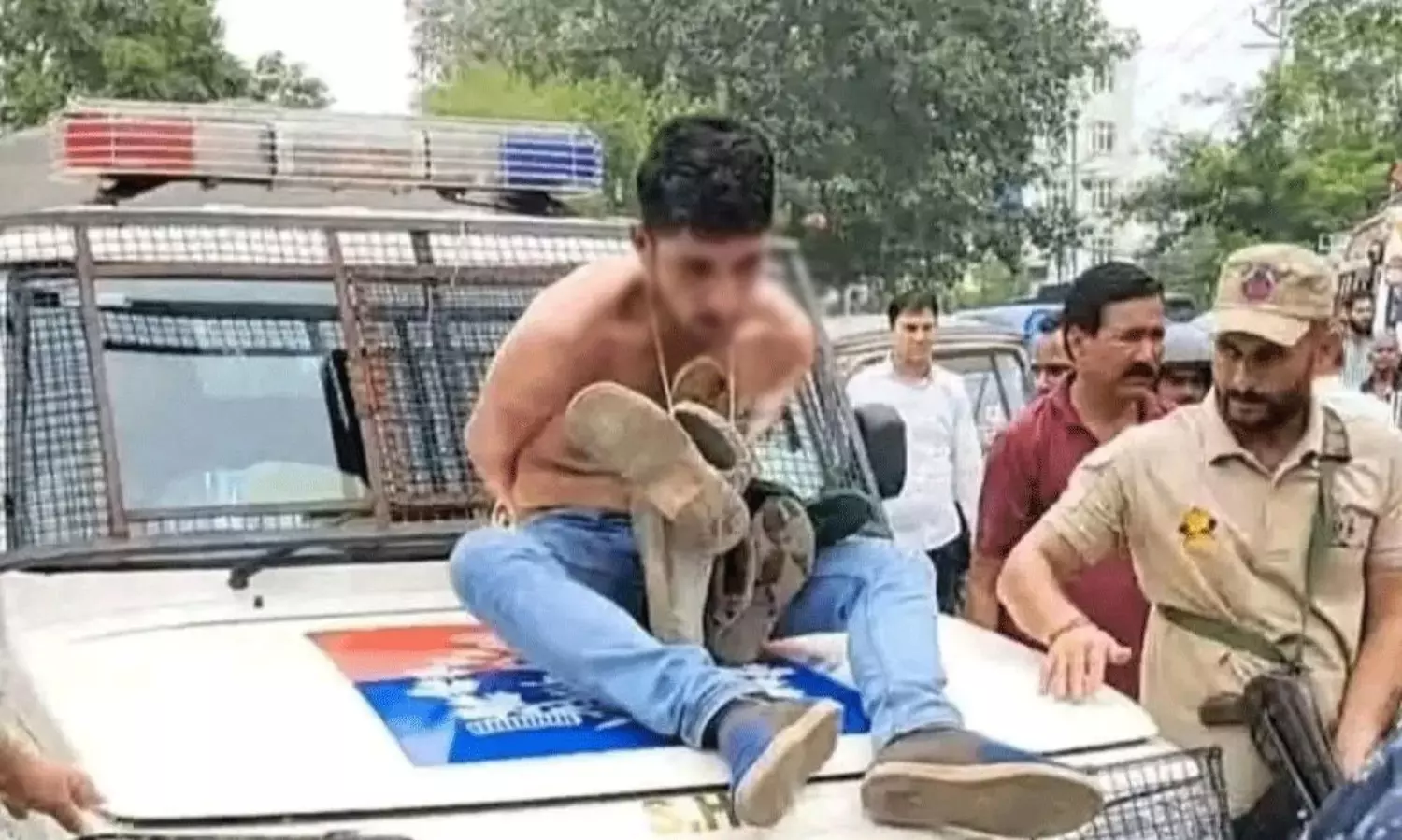 నిందితుడిపై జమ్మూ పోలీసుల అతి.. తెనాలి పోలీసులేం పనికొస్తారు? నిందితుడిపై జమ్మూ పోలీసుల అతి.. తెనాలి పోలీసులేం పనికొస్తారు?