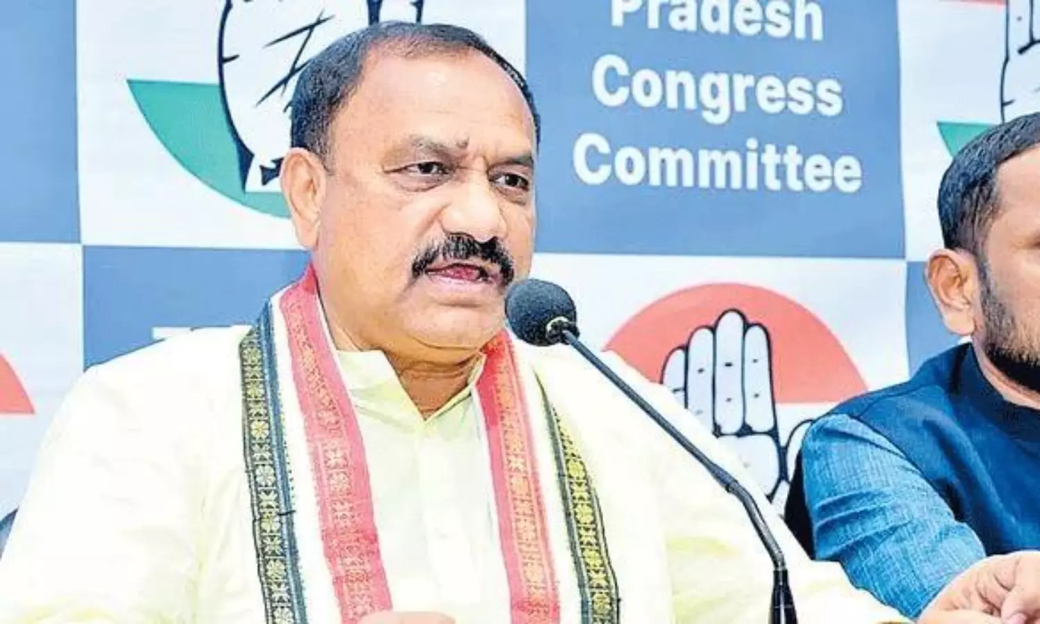 సినీ తారల సంసారాల్లో చిచ్చు పెట్టారు: పీసీసీ చీఫ్ సినీ తారల సంసారాల్లో చిచ్చు పెట్టారు: పీసీసీ చీఫ్