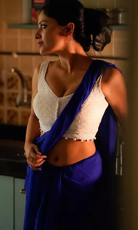 Sanya Thakurs Morning Vibes in Blue Saree Win Hearts Online