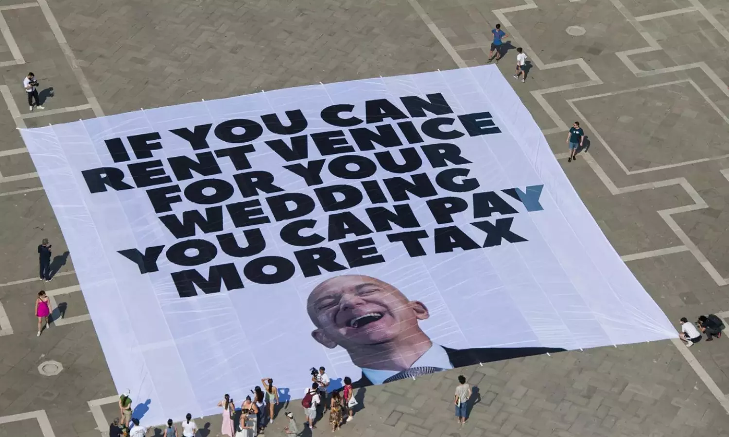 ప్రపంచ కుబేరుడి పెళ్లి వేడుక కష్టాలు మామూలుగా లేవుగా?