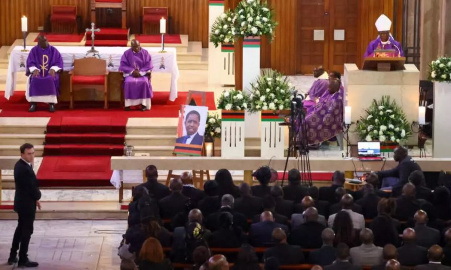 వారాలుగా నిలిచిన ఆ దేశ మాజీ అధ్యక్షుడి అంత్యక్రియలు.. కారణం తెలిస్తే షాకే!