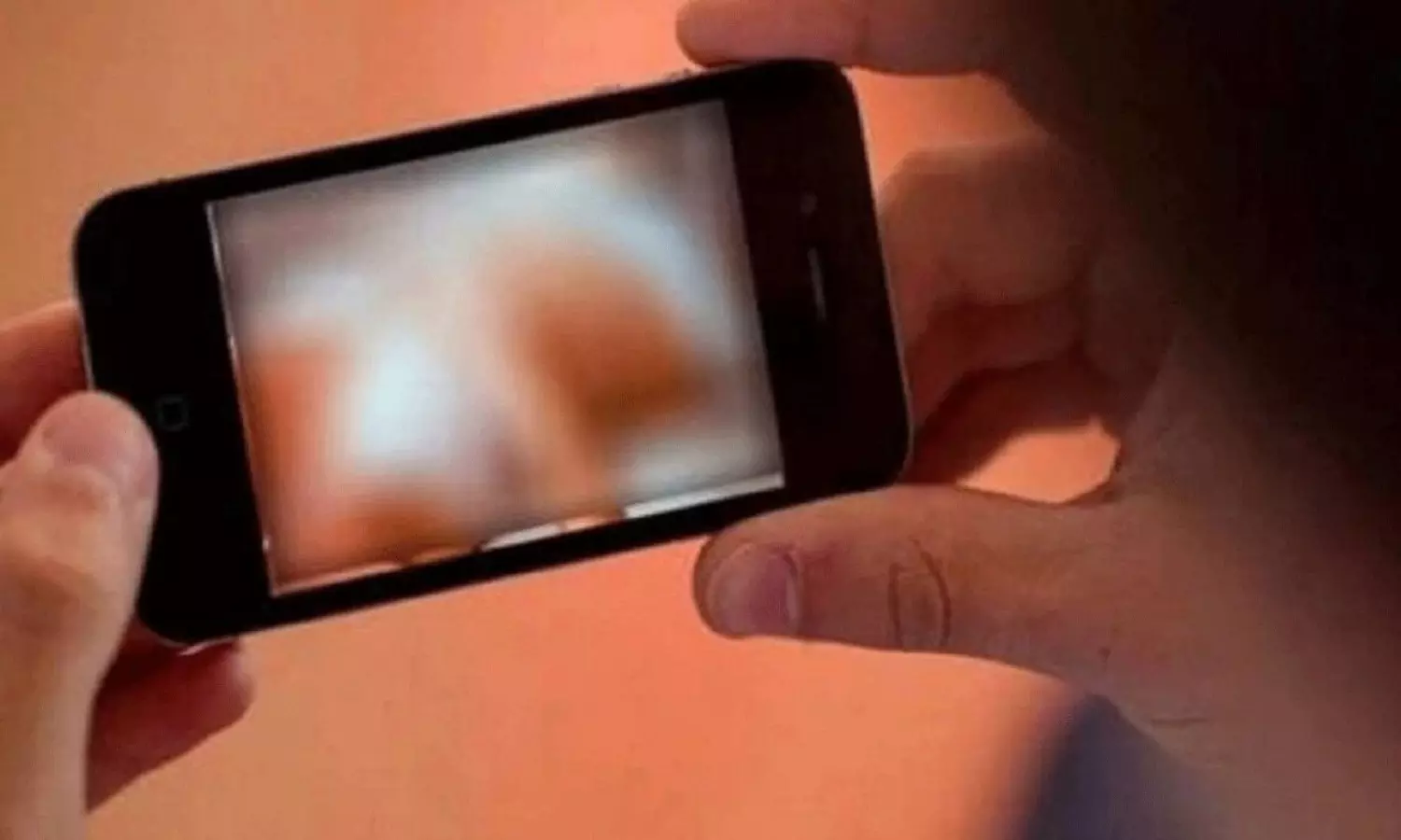 హైదరాబాద్‌లో లైవ్ న్యూ*డ్ వీడియోల వ్యాపారం: దంపతులు అరెస్ట్