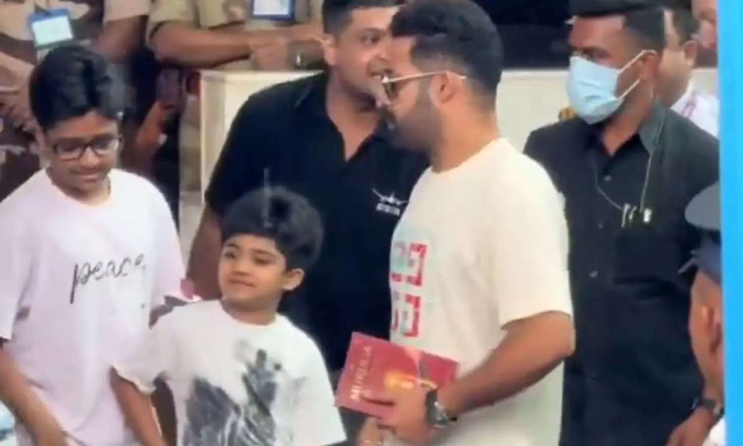 ఎన్టీఆర్ చేతిలో ఆ పుస్తకం.. త్రివిక్రమ్ కథపై క్లారిటీ వచ్చినట్లే..