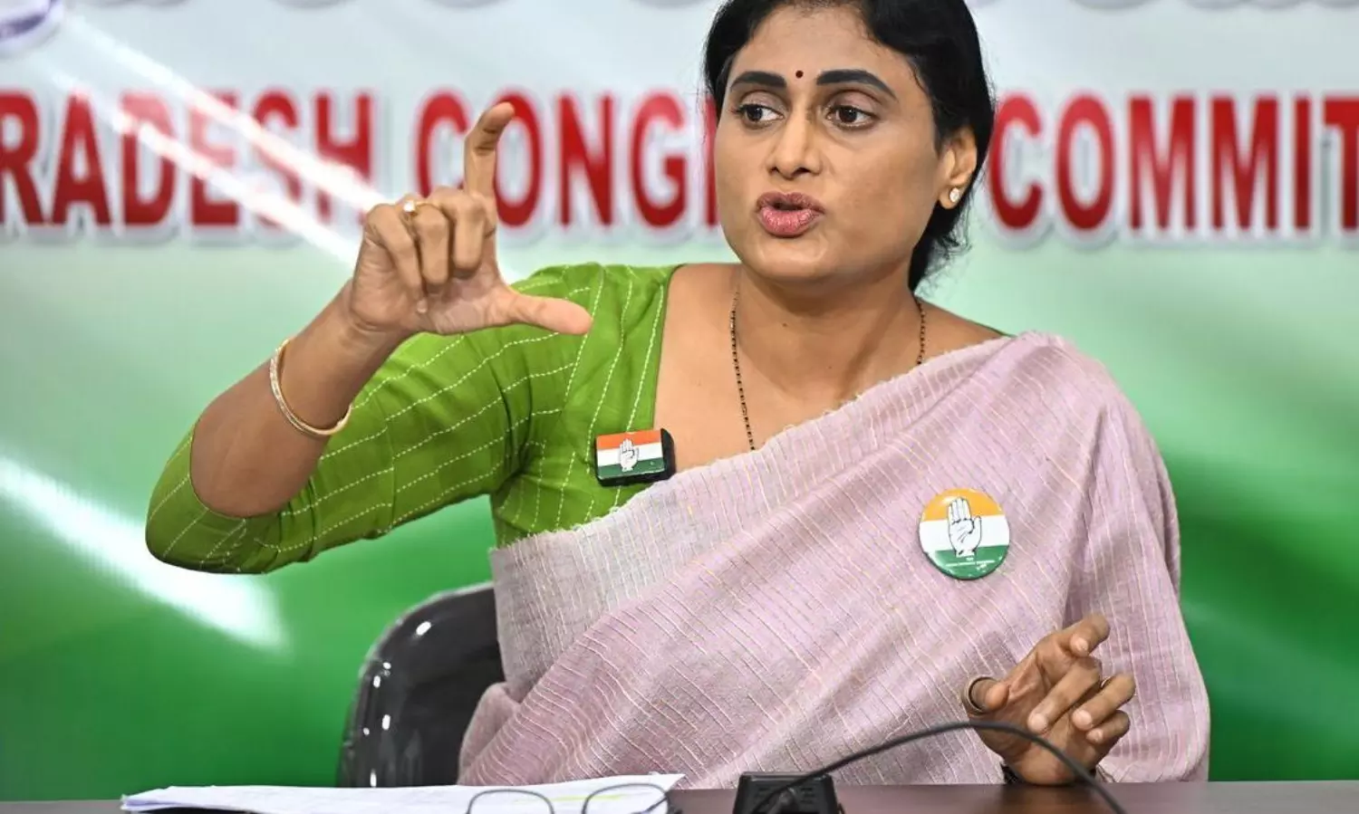 షర్మిల పొలిటికల్ భ్రమల్లో బతికేస్తోన్నట్టేనా.. ? షర్మిల పొలిటికల్ భ్రమల్లో బతికేస్తోన్నట్టేనా.. ?