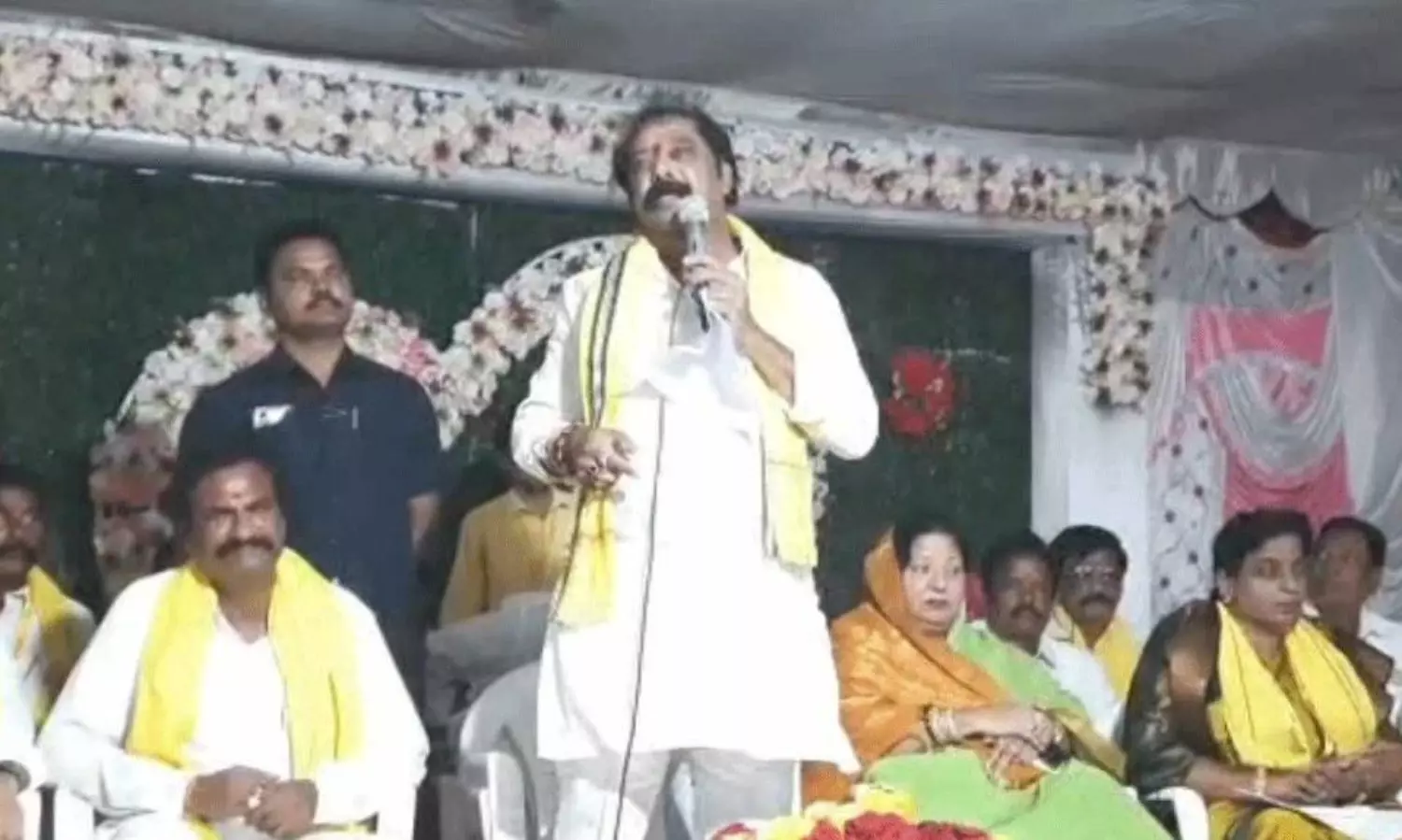 లోకేశ్ అడుగు జాడల్లో టీడీపీ లీడర్స్ లోకల్ బుక్స్? లోకేశ్ అడుగు జాడల్లో టీడీపీ లీడర్స్ లోకల్ బుక్స్?