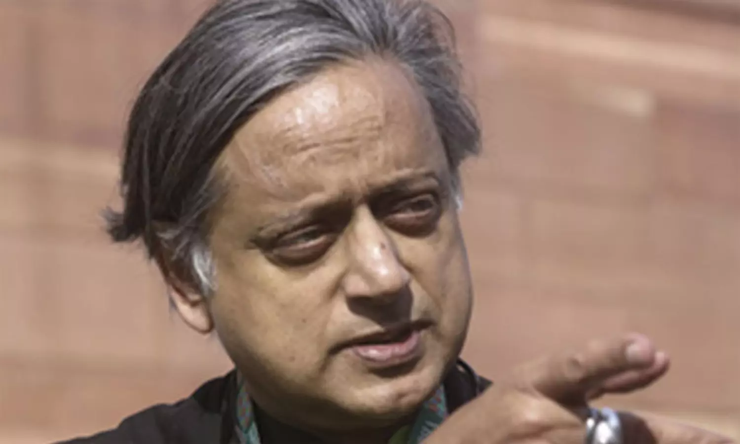 రాంబదులు ఉంటాయి జాగ్రత్త... శశిథరూర్ ని వెంటాడుతున్న కాంగ్రెస్! రాంబదులు ఉంటాయి జాగ్రత్త... శశిథరూర్ ని వెంటాడుతున్న కాంగ్రెస్!