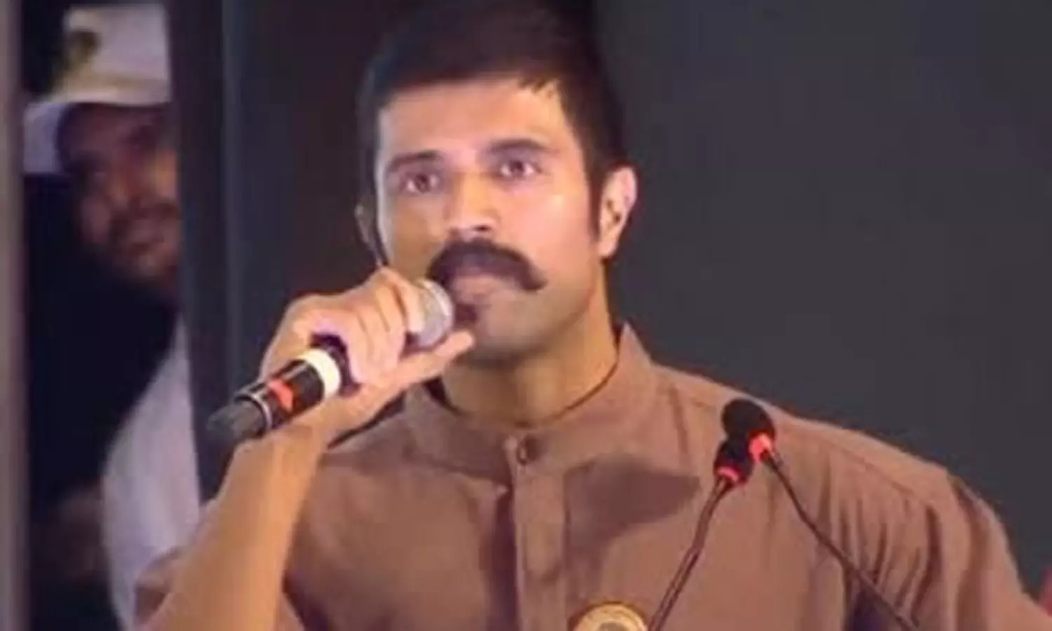 డ్రగ్స్.. ఆ బ్యాచ్ కు దూరంగా ఉంటే సేఫ్: విజయ్ దేవరకొండ