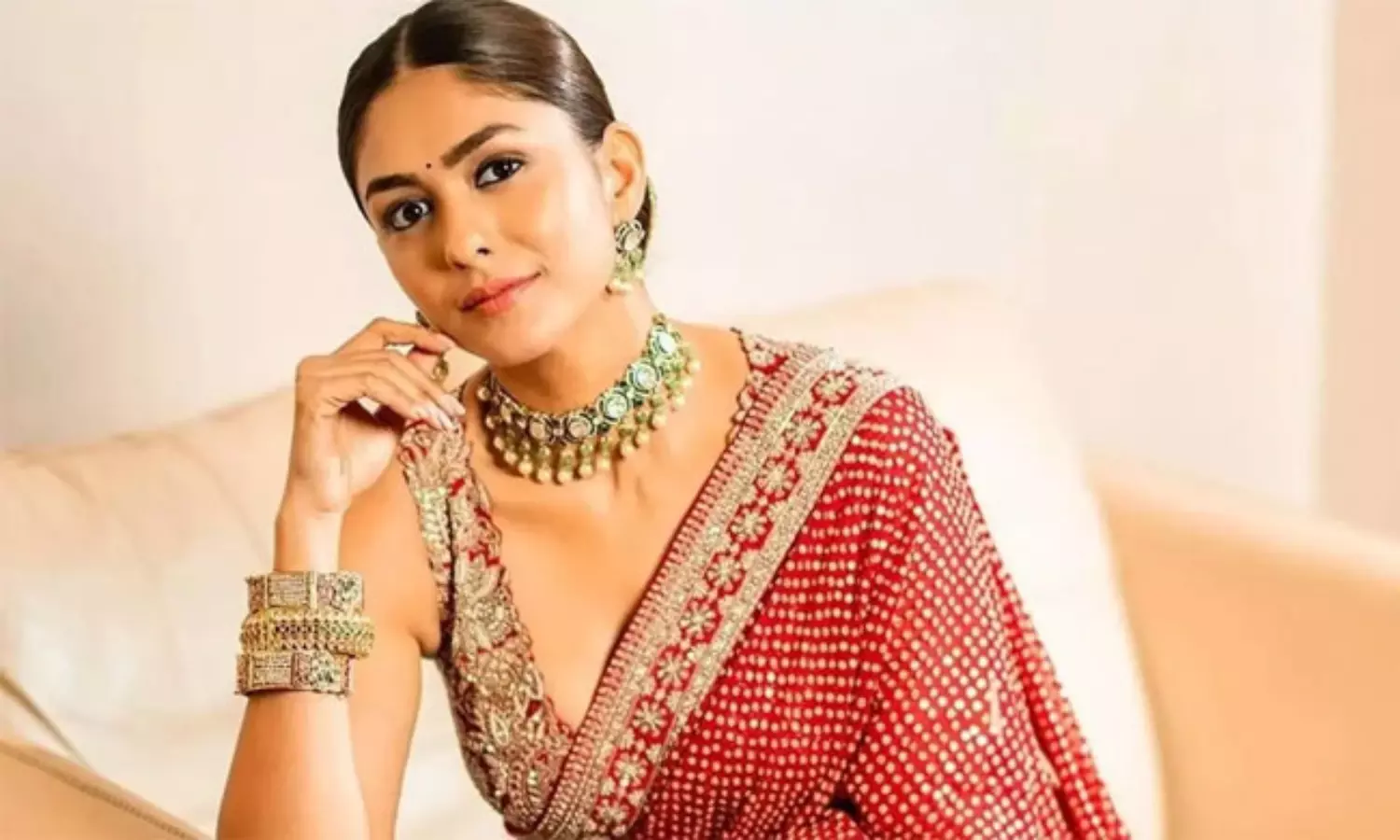 మృణాల్ ఠాకూర్ జాక్ పాట్ కావాలి..!