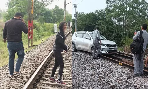 రైలు పట్టాలపై కారు నడిపిన యువతి.. కారణం  డ్రగ్సా లేక రీల్సా?