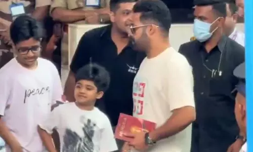 ఎన్టీఆర్ చేతిలో ఆ పుస్తకం.. త్రివిక్రమ్ కథపై క్లారిటీ వచ్చినట్లే..