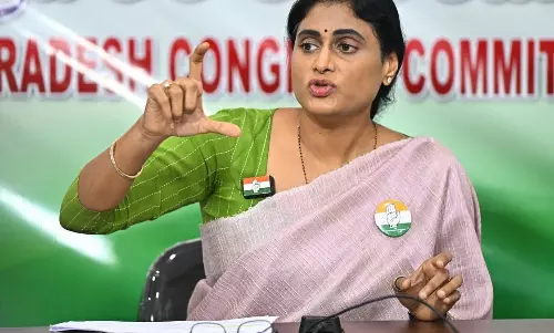 ష‌ర్మిల పొలిటిక‌ల్‌ భ్ర‌మ‌ల్లో బ‌తికేస్తోన్నట్టేనా.. ?