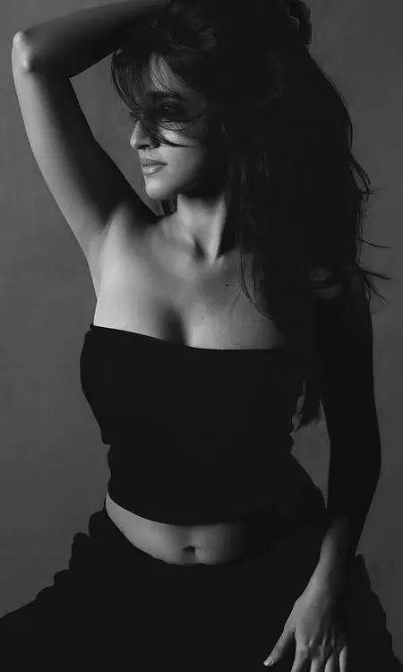 Nuvekshas Black-and-White Look Goes Viral on Instagram