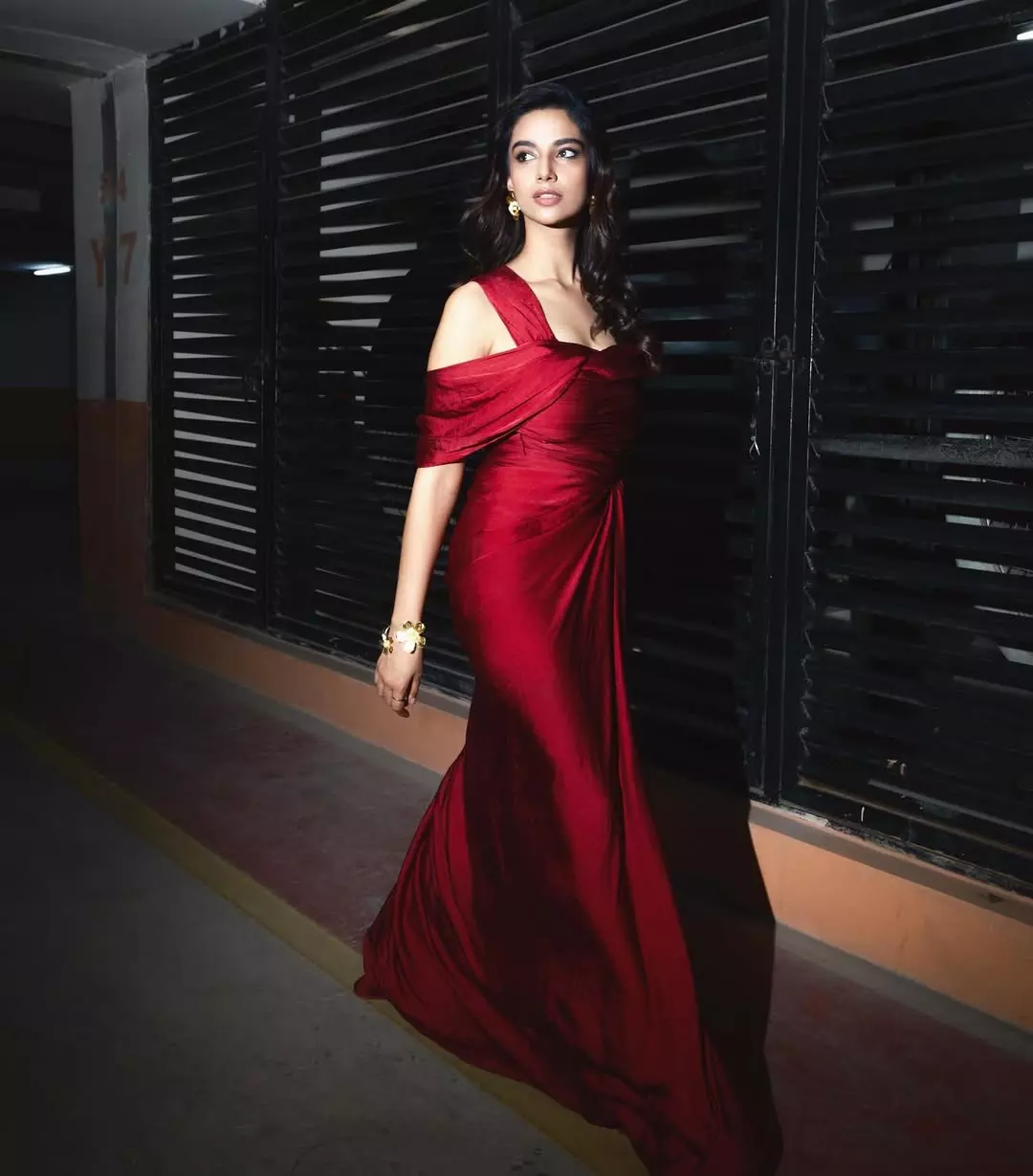 Meenaakshi Chaudhary Embraces Power Dressing in Her Latest Post Meenaakshi Chaudhary Embraces Power Dressing in Her Latest Post