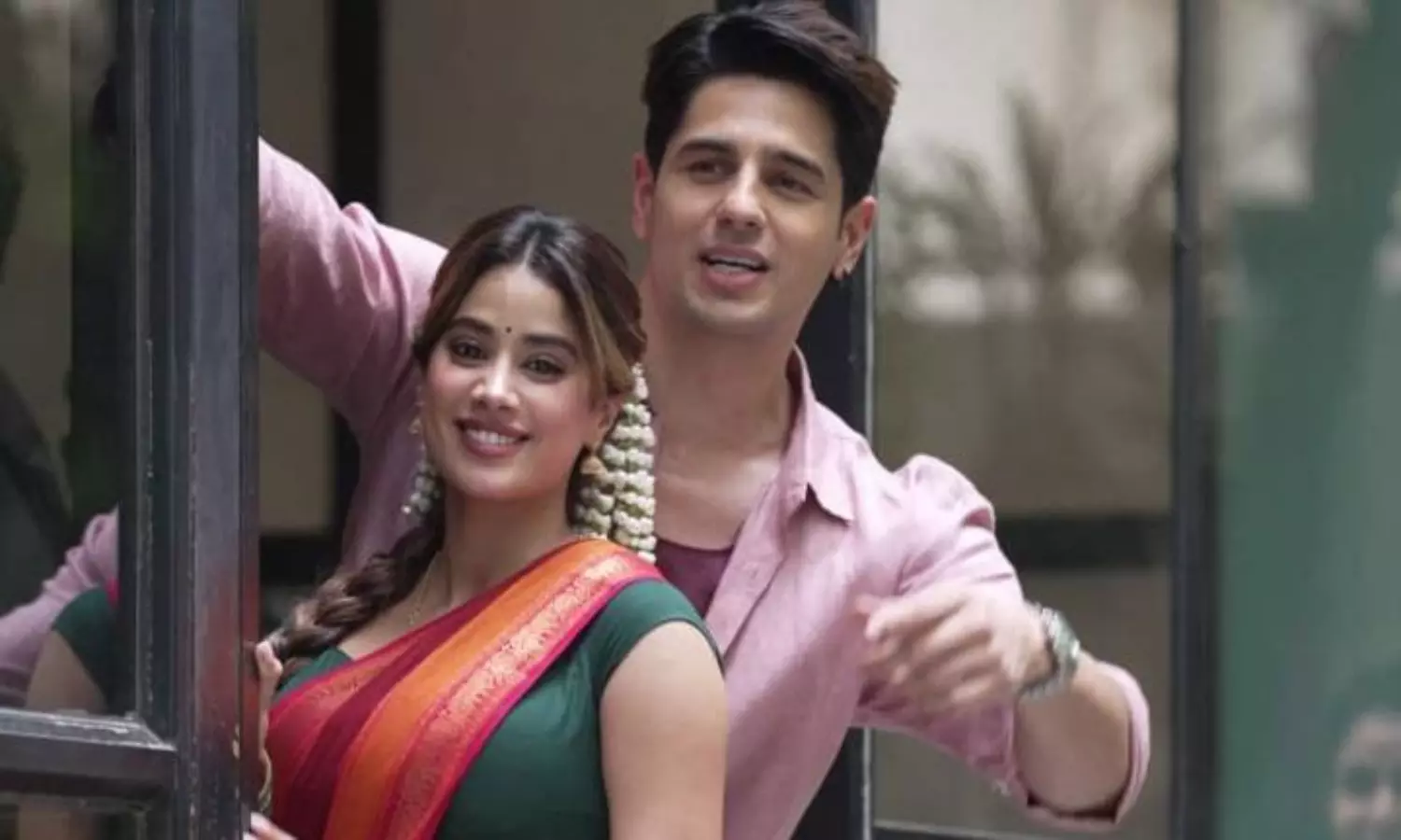 సుంద‌రిపై చినుకు ప‌డ‌కుండా ప్రియుడు ఆరాటం!