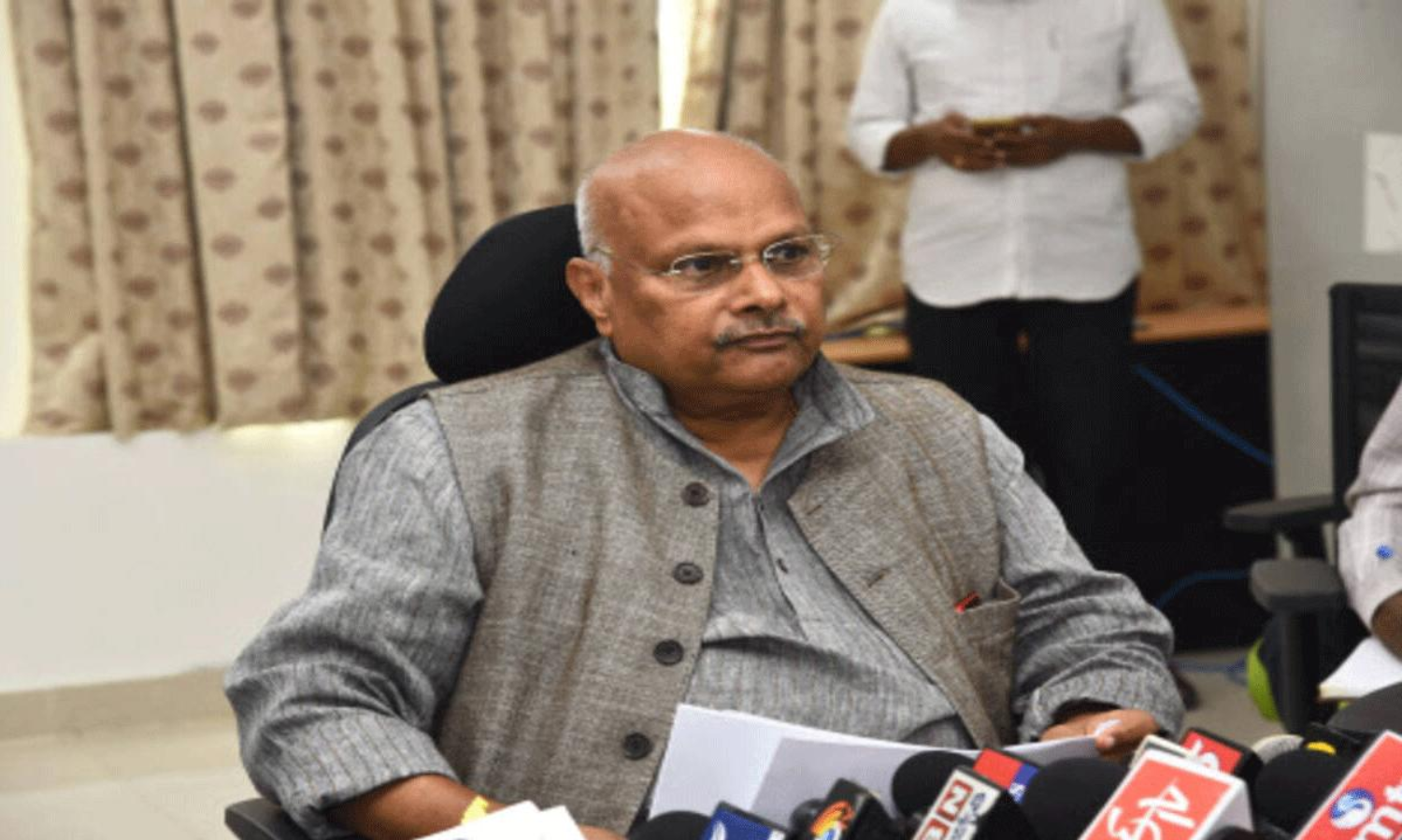 యనమలను ఎవరూ పట్టించుకోవడం లేదా? ఎందుకీ పరిస్థితి? యనమలను ఎవరూ పట్టించుకోవడం లేదా? ఎందుకీ పరిస్థితి?