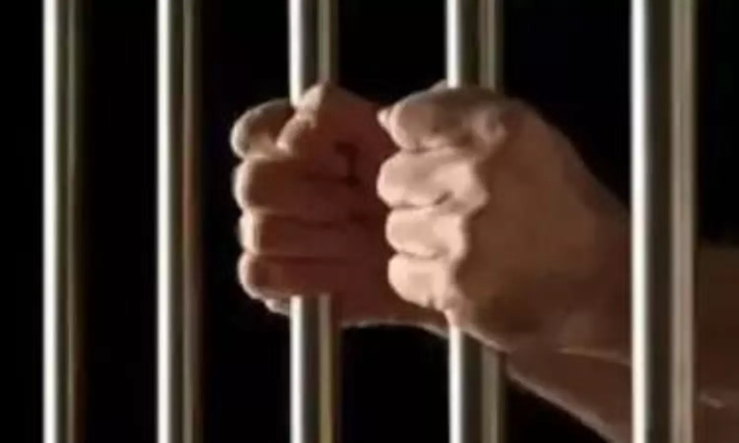 పదో క్లాస్ లో మొదలు పెట్టి పెళ్లైనా వదల్లేదు.. వీడేం టీచర్! పదో క్లాస్ లో మొదలు పెట్టి పెళ్లైనా వదల్లేదు.. వీడేం టీచర్!