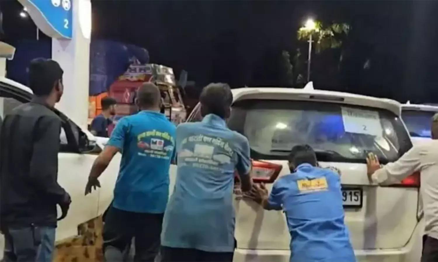 సీఎం కాన్వాయ్  వాహనాల్లో నీళ్లు కలిపిన డీజిల్... నడిరోడ్డుపై  షాకింగ్  ఘటన!