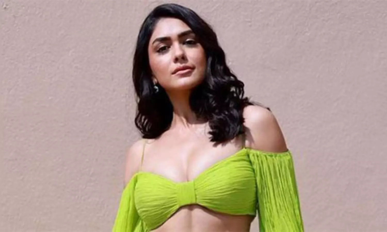 మృణాల్ రెండు పడవల ప్రయాణం! మృణాల్ రెండు పడవల ప్రయాణం!