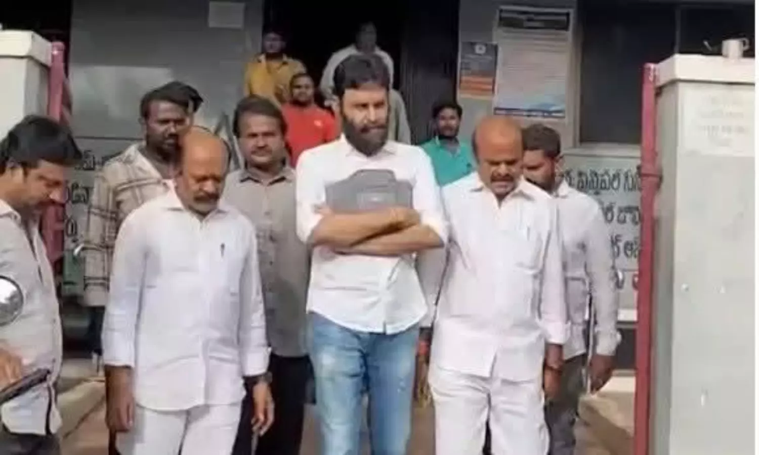 ఛాతీకి బెల్ట్తో.. ఏడాది తర్వాత గుడివాడకు కొడాలి ఛాతీకి బెల్ట్తో.. ఏడాది తర్వాత గుడివాడకు కొడాలి