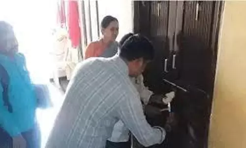 తల్లిని గెంటేశారు.. ఇంటిని సీజ్ చేసిన రెవెన్యూ అధికారులు!