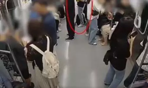 విడాకుల ప్రభావం: రన్నింగ్  ట్రైన్  లో నిప్పంటించాడు.. వీడియో వైరల్!