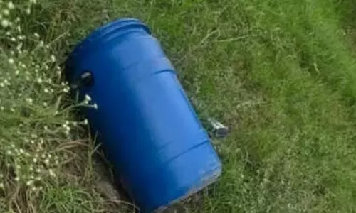 మరో బ్లూ డ్రమ్ లో వ్యక్తి మృతదేహం.. మెడ, కాళ్లు తాళ్లతో కట్టి..!