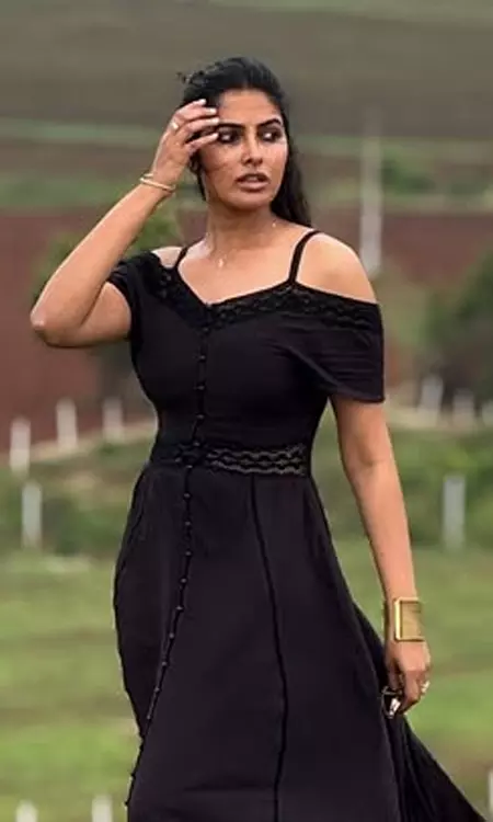 Divi Stuns in Elegant Black Outdoor Look