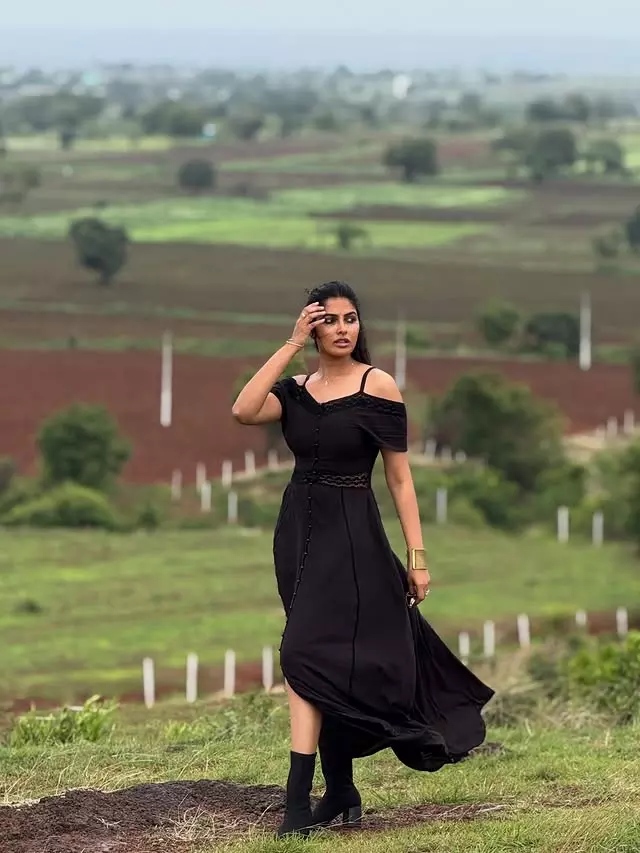 Divi Stuns in Elegant Black Outdoor Look